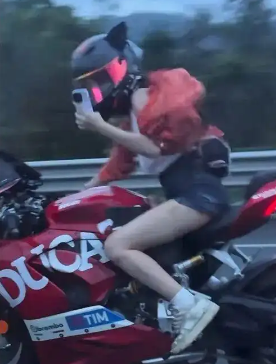 女子骑杜卡迪高速狂飙超200km/h  单手玩手机还回头跟保时捷互拍