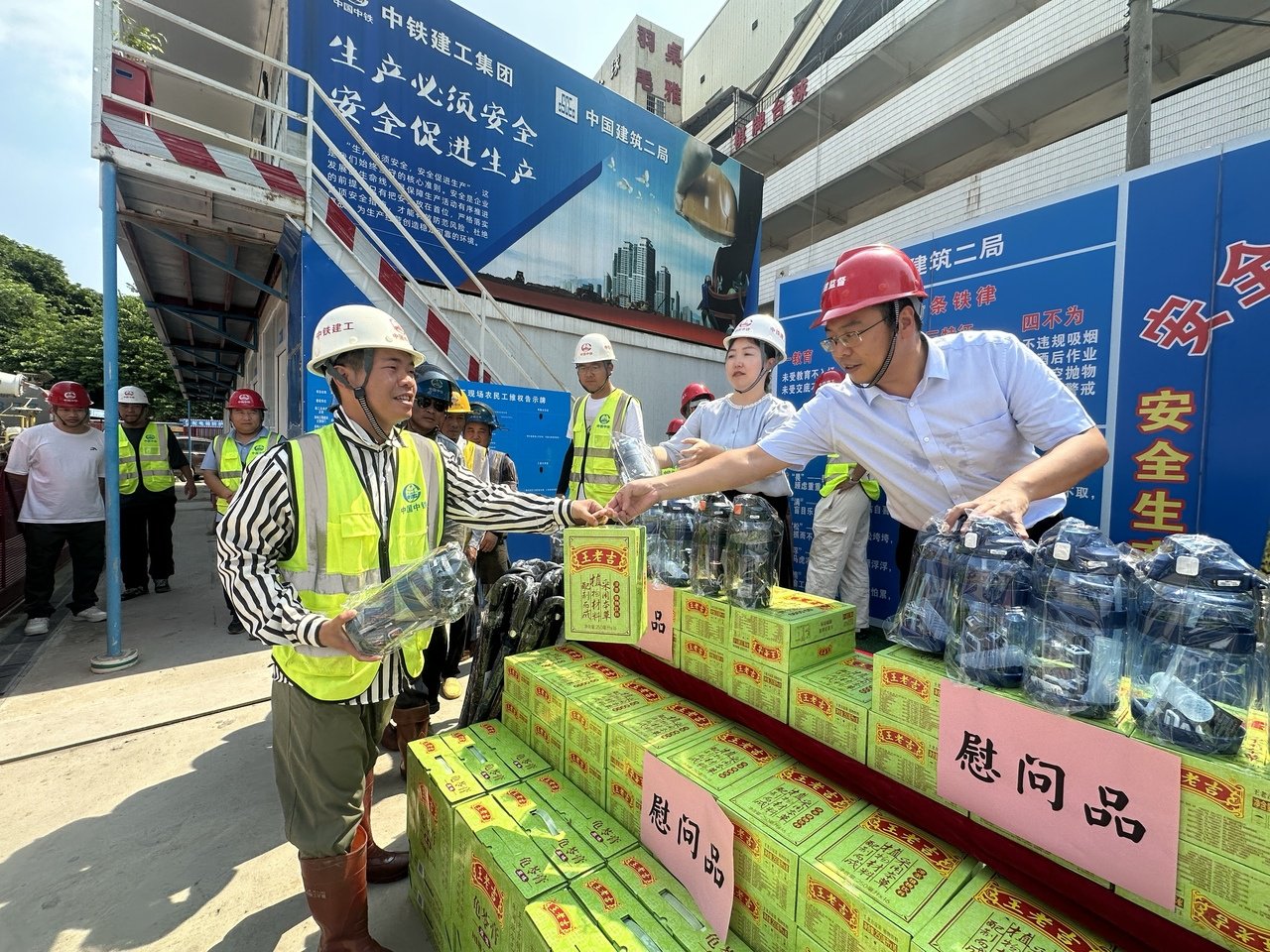 “夏送清凉”慰问活动开展进行时