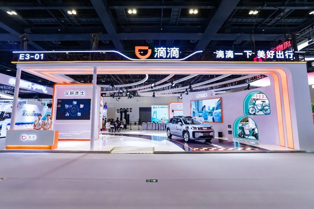 滴滴充电智能网络覆盖全国 290 多座城市超 7.4 万座充电站，展示 1600kW 液冷超充桩