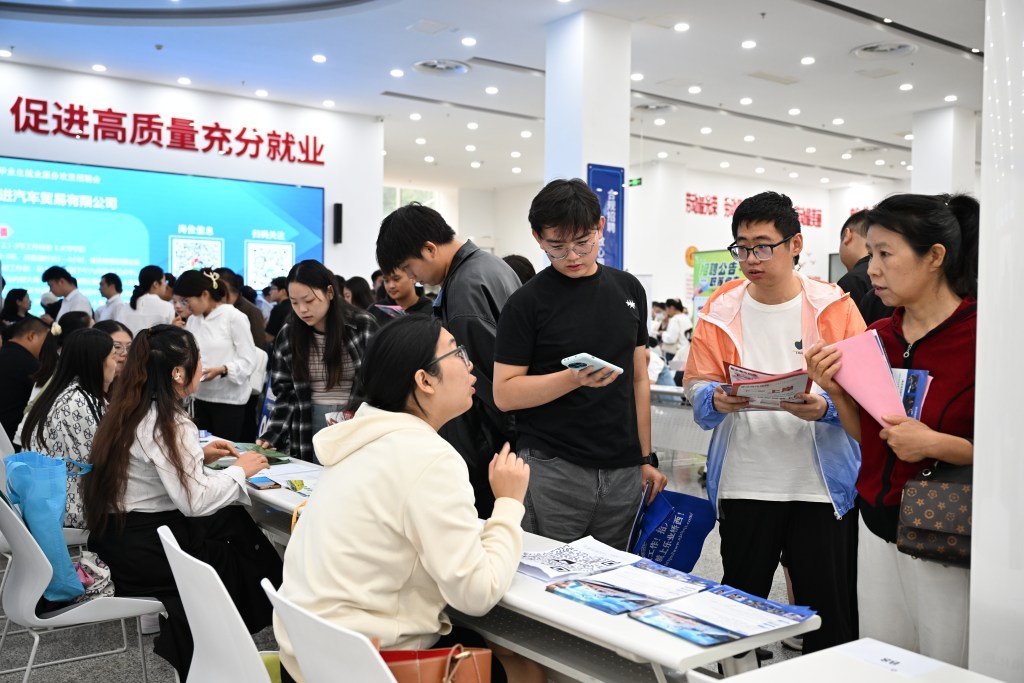 服务不断线 攻坚促就业 服务不断线 攻坚促就业