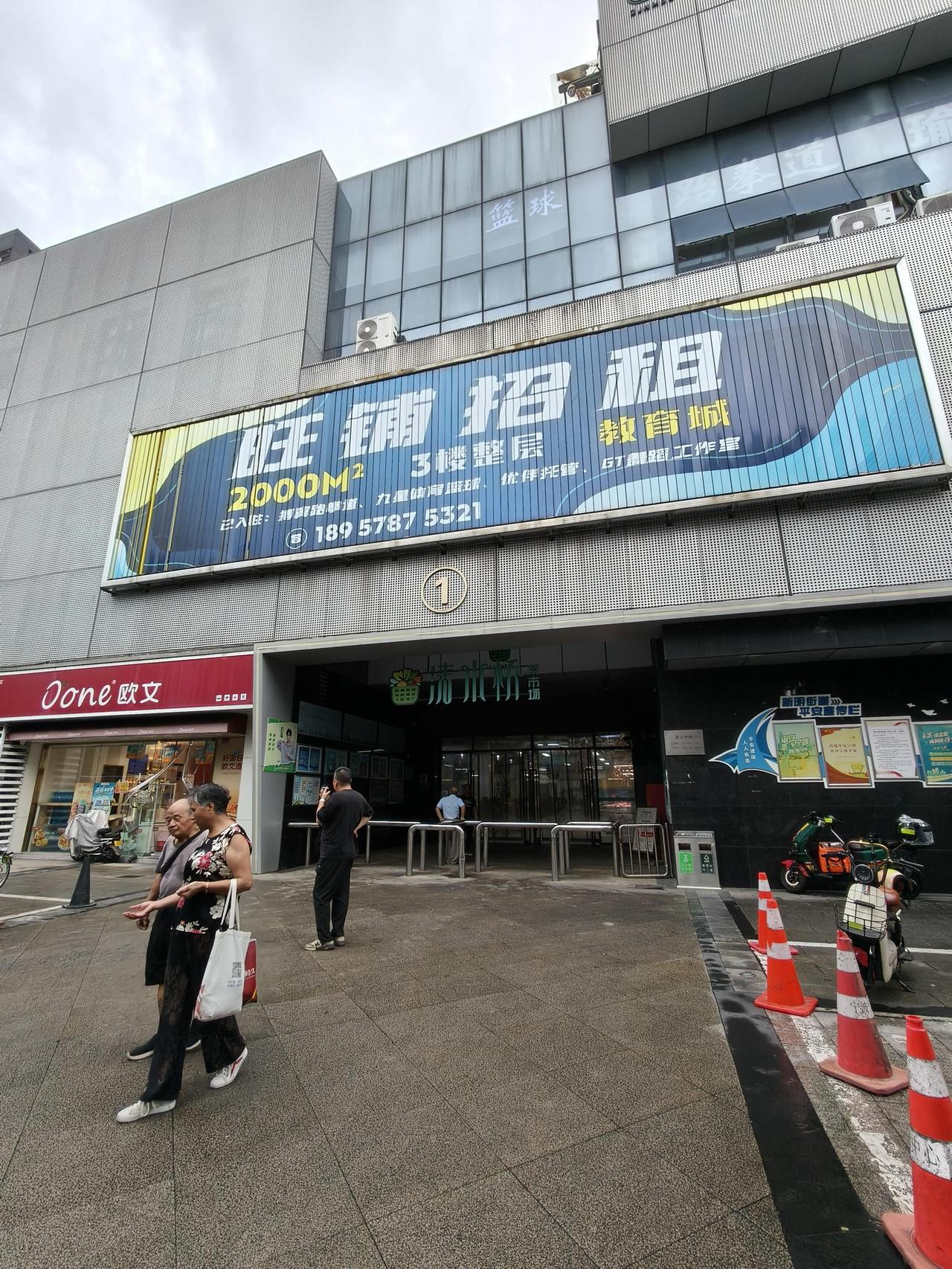 一个“余菜”小摊，自送自取暖心人