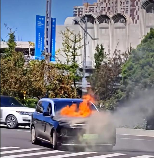 零跑D19太原街头起火，大量黑烟从车辆前部冒出，上市仅4个多月，客服：已关注，非电池部位起火