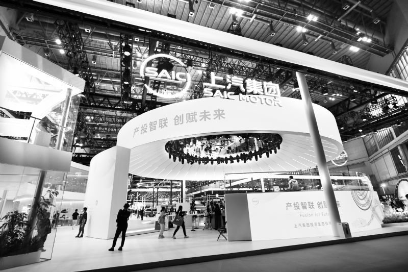上汽集团半年销量204.5万辆微降0.35%   盈利承压扣非下滑15.9%应付账款增17%
