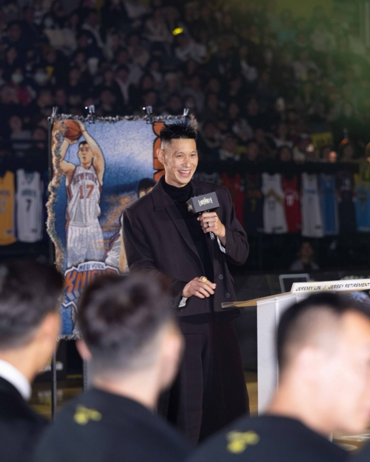 林书豪：退役一年了 想念我的队友&也很想念在球迷面前打球的日子