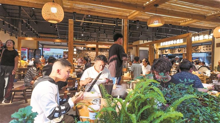 小摊前来了好多外地客