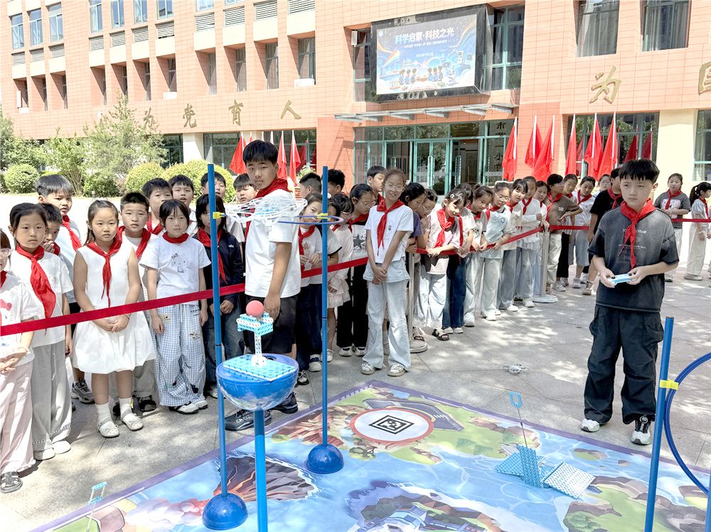 机器人跳舞 无人机盘旋 科技节嗨翻小学校园 机器人跳舞 无人机盘旋 科技节嗨翻小学校园
