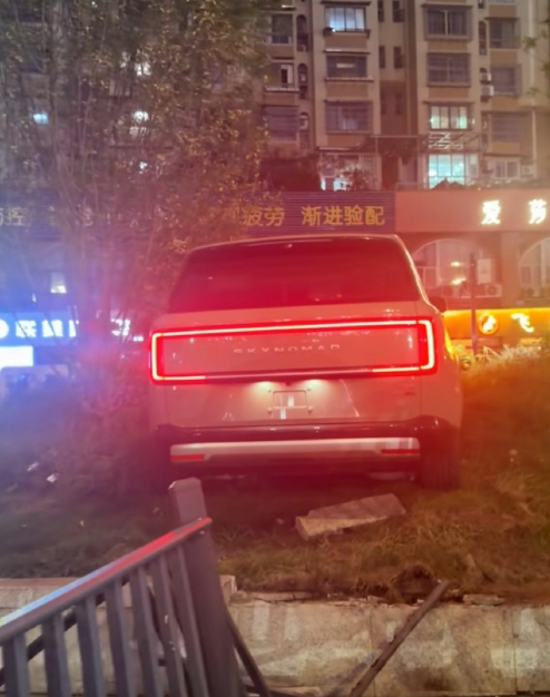 新车发布次日首撞？小米凌晨紧急发声