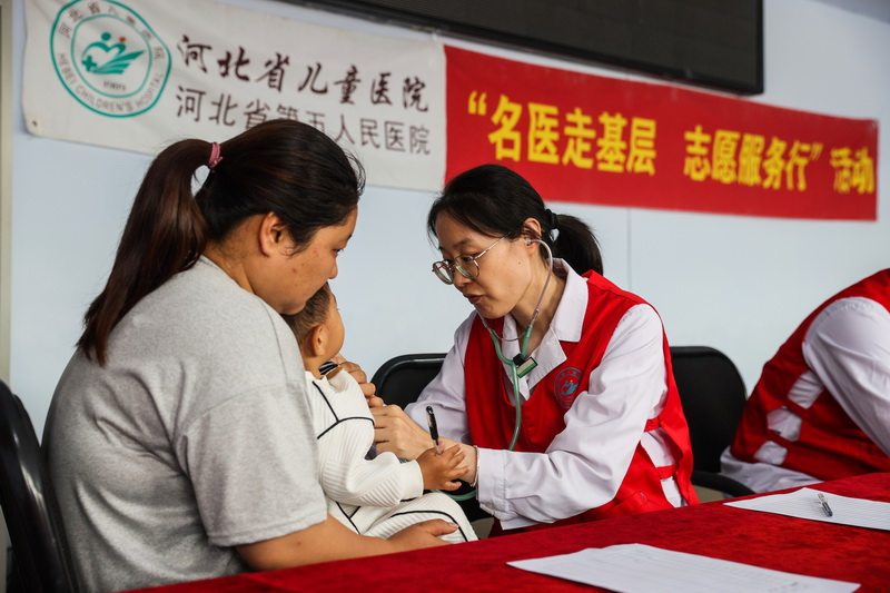 进村义诊惠民生 进村义诊惠民生
