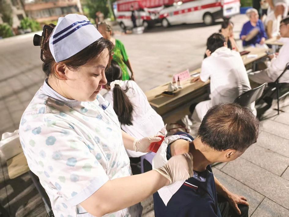 市中医院中医健康夜市义诊活动在七一八所社区广场举行 市中医院中医健康夜市义诊活动在七一八所社区广场举行