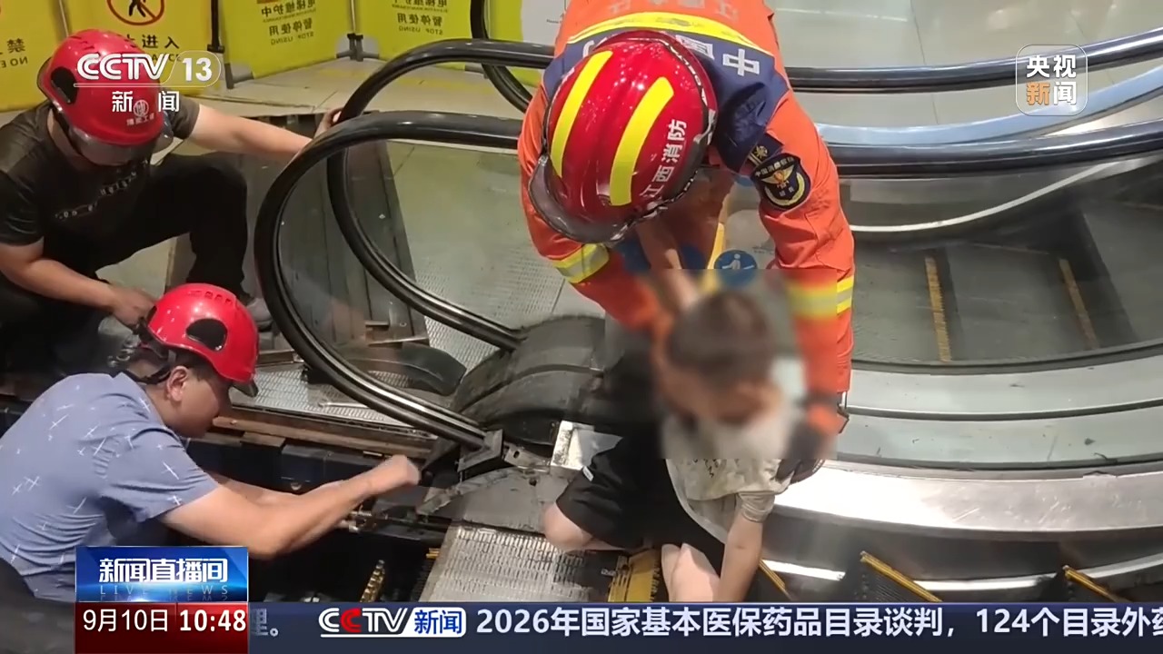 别再让孩子这样玩扶梯!这些地方尤其危险→ 别再让孩子这样玩扶梯!这些地方尤其危险→