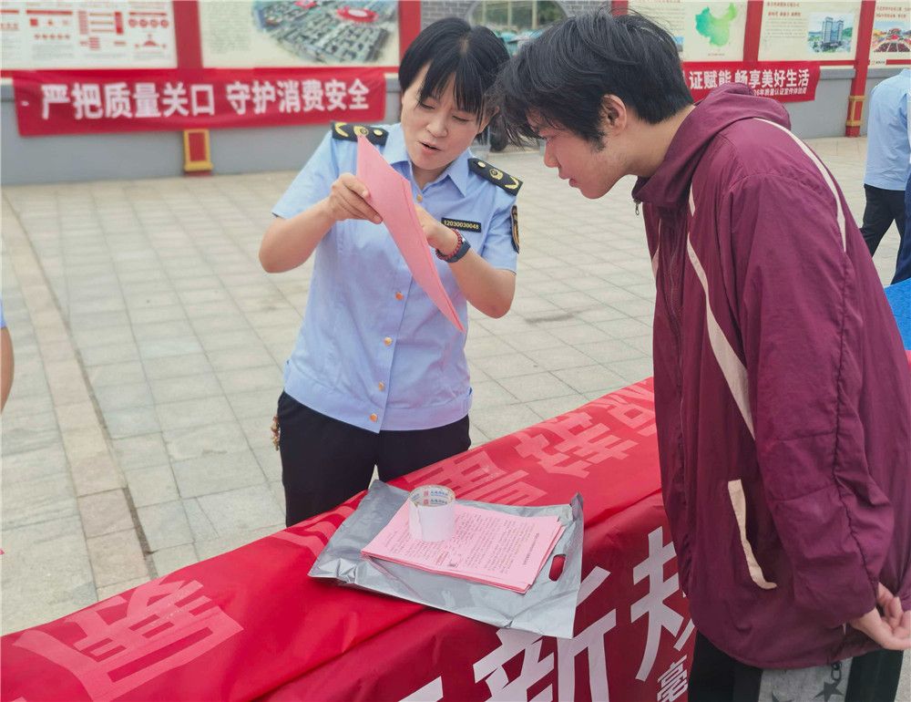 我市“质量月”活动为商户市民答疑解惑 我市“质量月”活动为商户市民答疑解惑