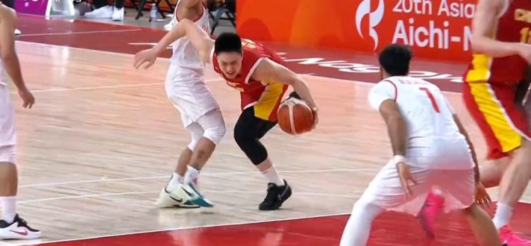 打不过就玩赖？胡明轩突破被打到面部&躺在地上很难受 好在无碍