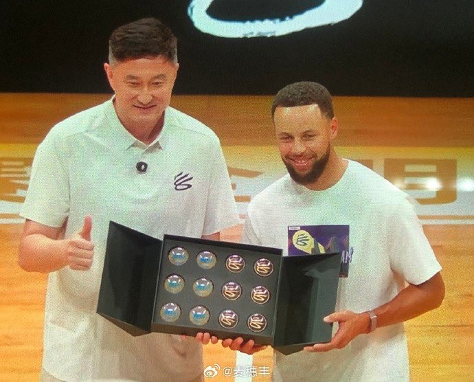 有排面！杜锋为库里送上粤BA纪念品 并一起合影留念