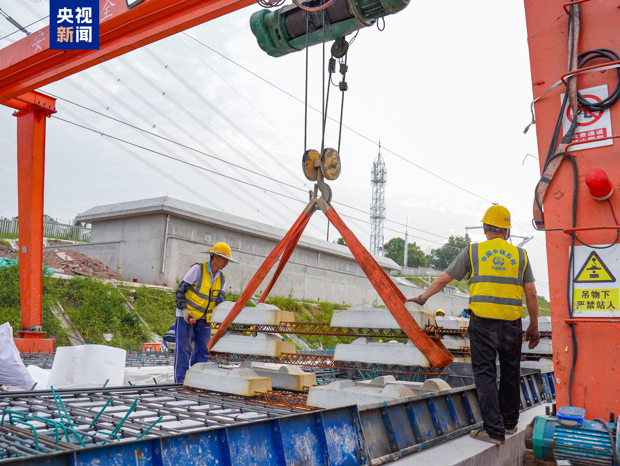 成渝中线高铁全线无砟轨道完工 正线全长约292公里
