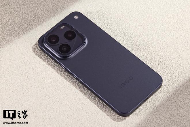 iQOO 16「赛道」配色图赏：F1“刷紫”之上，重新设计“领航标”