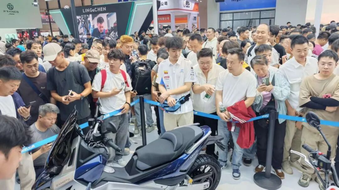 摩博会一家参展企业展台挤满观众 （图片来源：每经记者 王琳 摄）