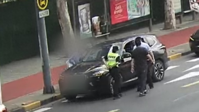 驾车途中突感不适,浦东警方火速送医 驾车途中突感不适,浦东警方火速送医