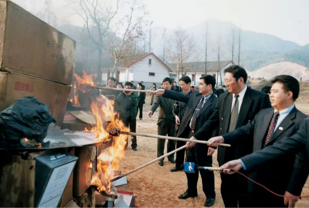 图为
