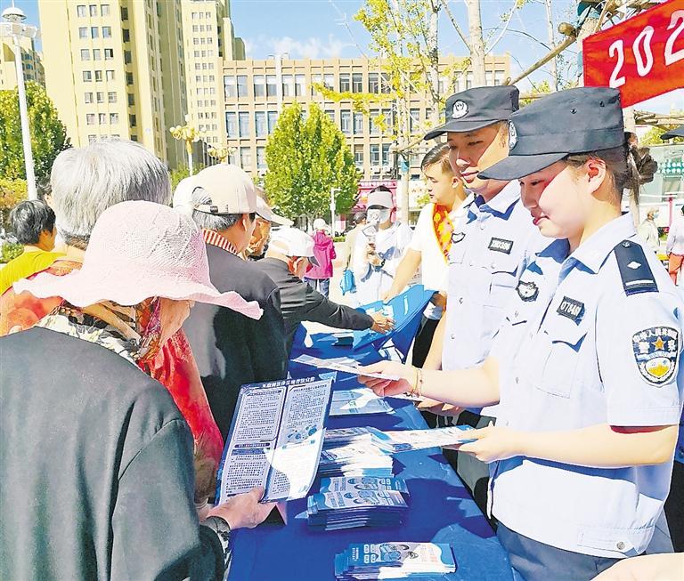 网安宣传进广场 警民同心筑防线 网安宣传进广场 警民同心筑防线