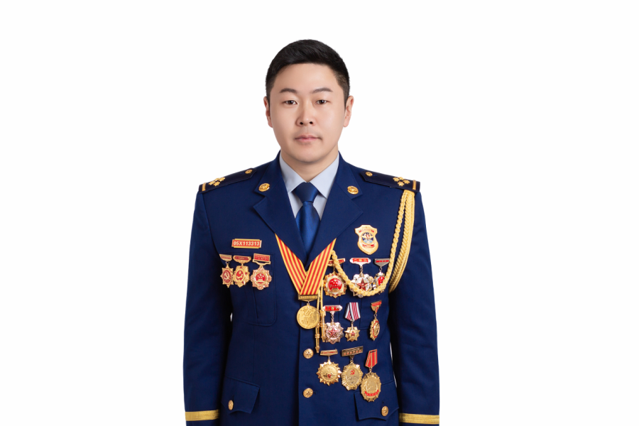【铸牢共同体 中华一家亲】巴特尔:用忠诚与大爱守护北疆民族团结 【铸牢共同体 中华一家亲】巴特尔:用忠诚与大爱守护北疆民族团结