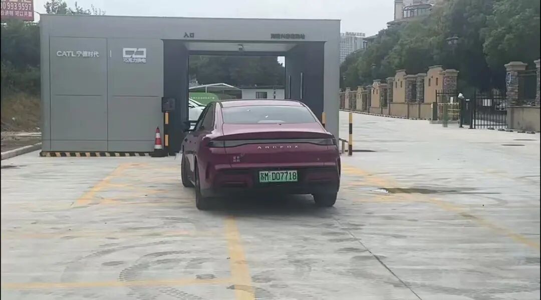 泰州地区首座换电站！99秒为新能源车全自动换电