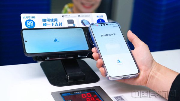 春秋航班上 能用支付宝“碰一下” 春秋航班上 能用支付宝“碰一下”