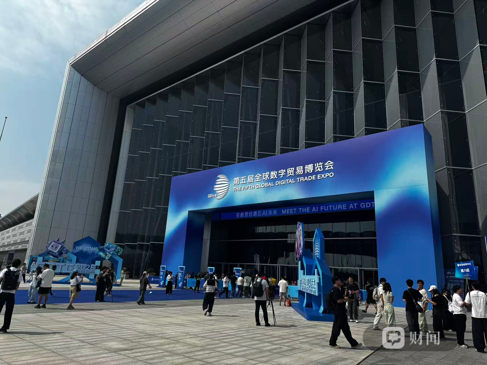 数贸会观察|“我提到电商就头痛”,一位围裙商户被AI带进了国际站 数贸会观察|“我提到电商就头痛”,一位围裙商户被AI带进了国际站