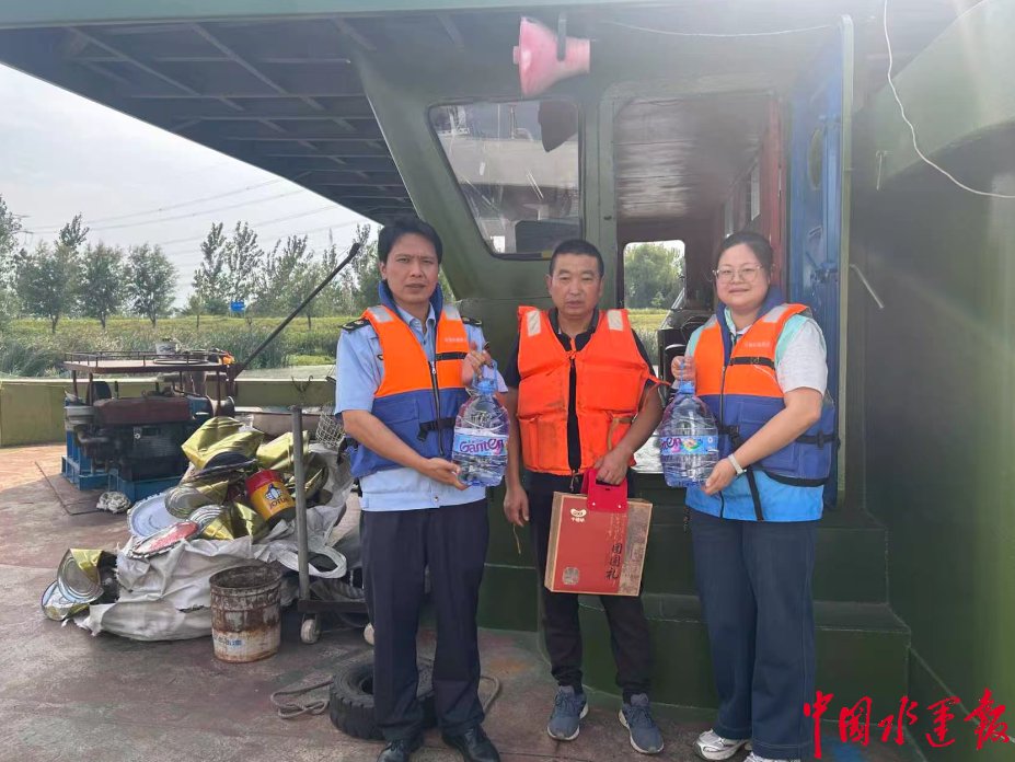 运河传暖意 中秋慰船员——徐州航务中心开展中秋送温暖志愿服务活动 运河传暖意 中秋慰船员——徐州航务中心开展中秋送温暖志愿服务活动