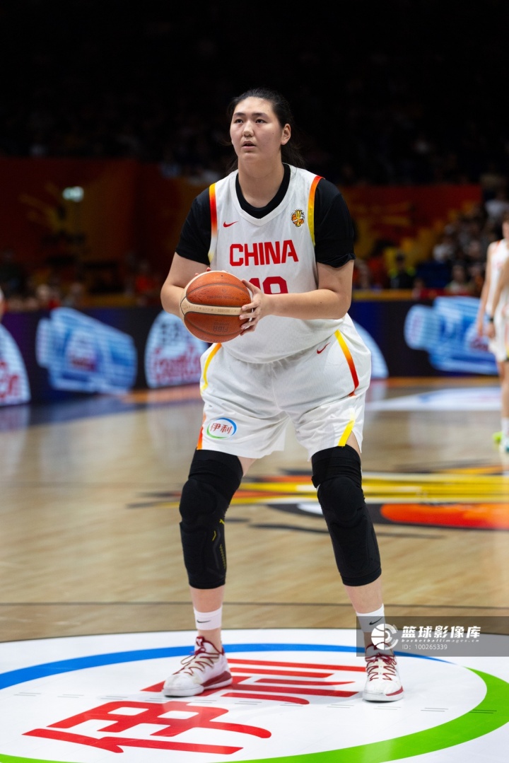 解说：张子宇不是姚明 她又处理不了球 她只是离篮筐更近