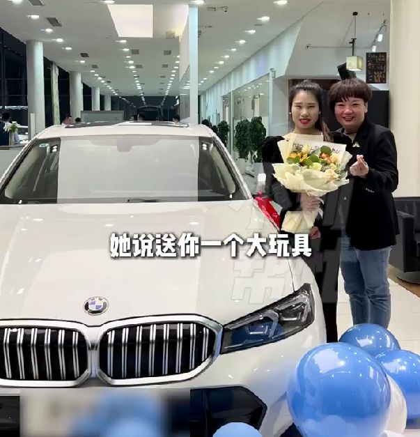 饭店老板心疼员工上班骑电动车，奖励优秀员工每人一辆30万宝马轿车，员工：开会途中直接被带到4S店，没让我掏一分钱