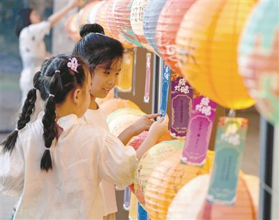 猜灯谜、投壶、夹红豆、吹乒乓球……9月24日晚,柯城区双港街道江湾社区组织开展中秋趣味游园活动 猜灯谜、投壶、夹红豆、吹乒乓球……9月24日晚,柯城区双港街道江湾社区组织开展中秋趣味游园活动