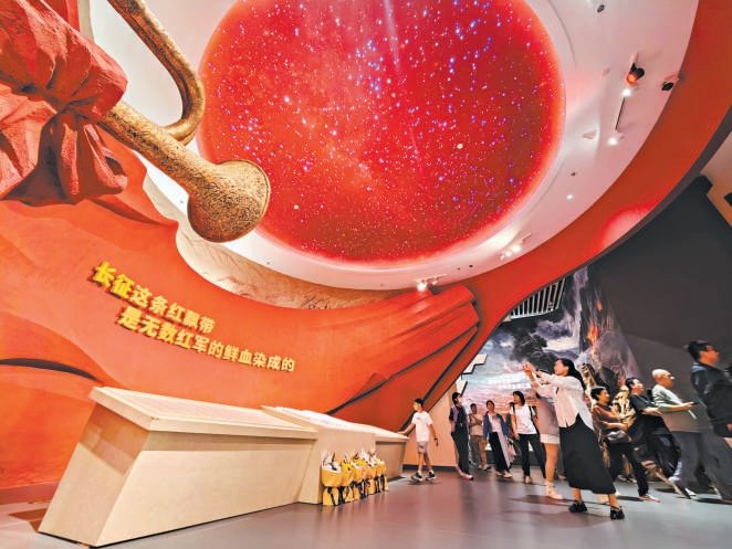 中秋假期首日军博约满 各地观众参观“伟大的远征——纪念中国工农红军长征胜利90周年主题展览” 传承长征精神 走好新的长征路