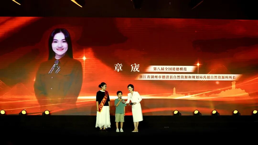 第八届全国道德模范、中国好人章宬和她的儿子誉誉接受现场采访。林凤清