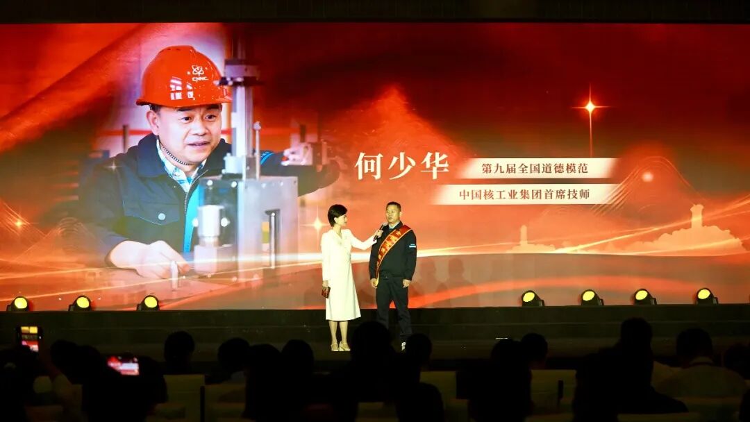 第九届全国道德模范何少华接受现场采访。