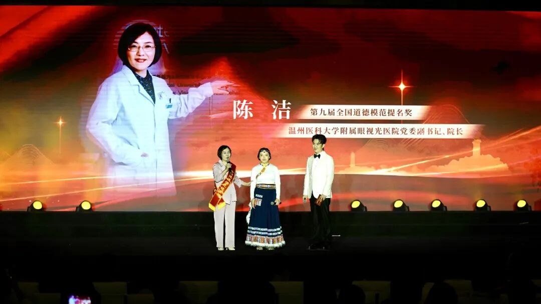 第九届全国道德模范提名奖获得者陈洁和藏族女孩依毛接受现场采访。林凤清