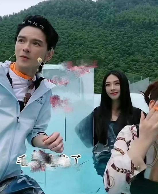 向佐助播撞脸郭碧婷登热搜 零酬劳全程泡水配合直播