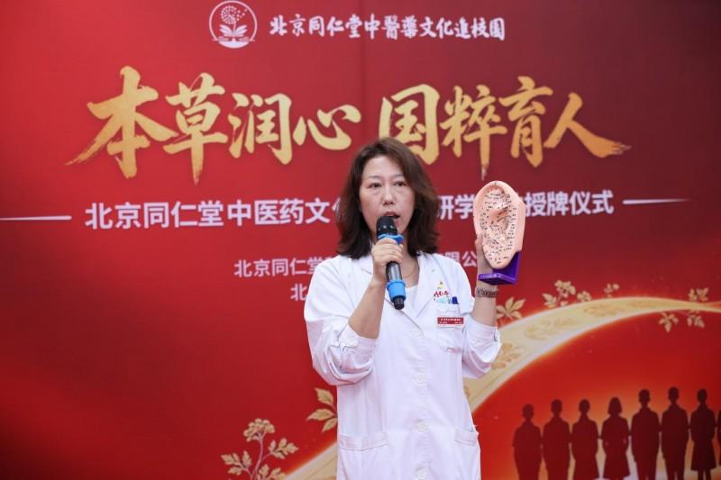 北京同仁堂中医医院眼科主任徐晓双为同学们做青少年视力保护知识讲座
