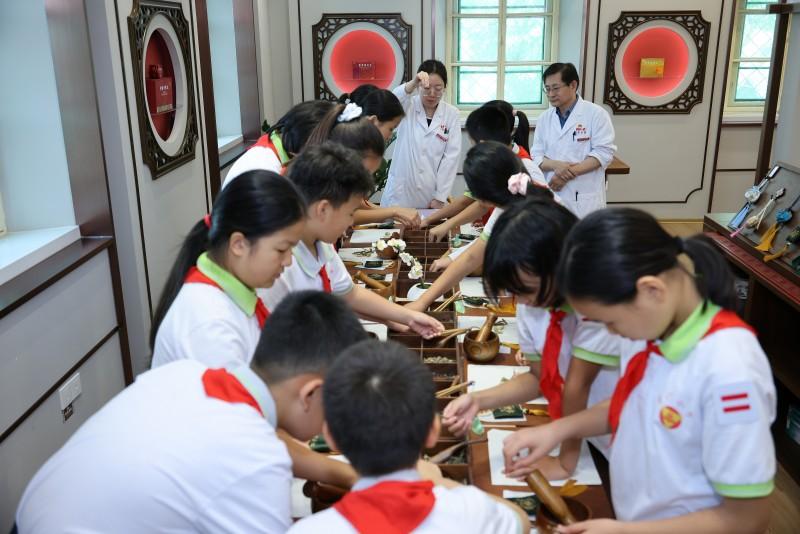 同学们亲手制作鼻炎香囊