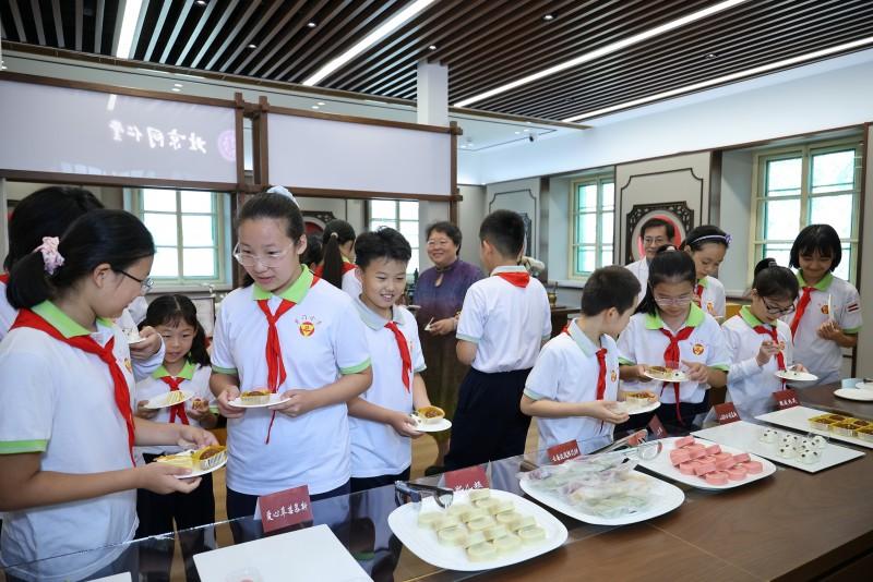 师生品鉴养生代茶饮和糕点