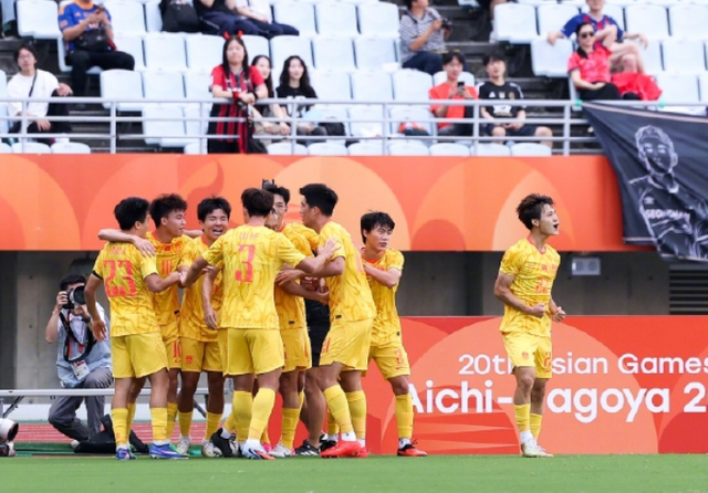 时隔28年再夺铜牌！中国男足4-3战胜乌兹别克斯坦，王钰栋世界波，李昊两扑点球