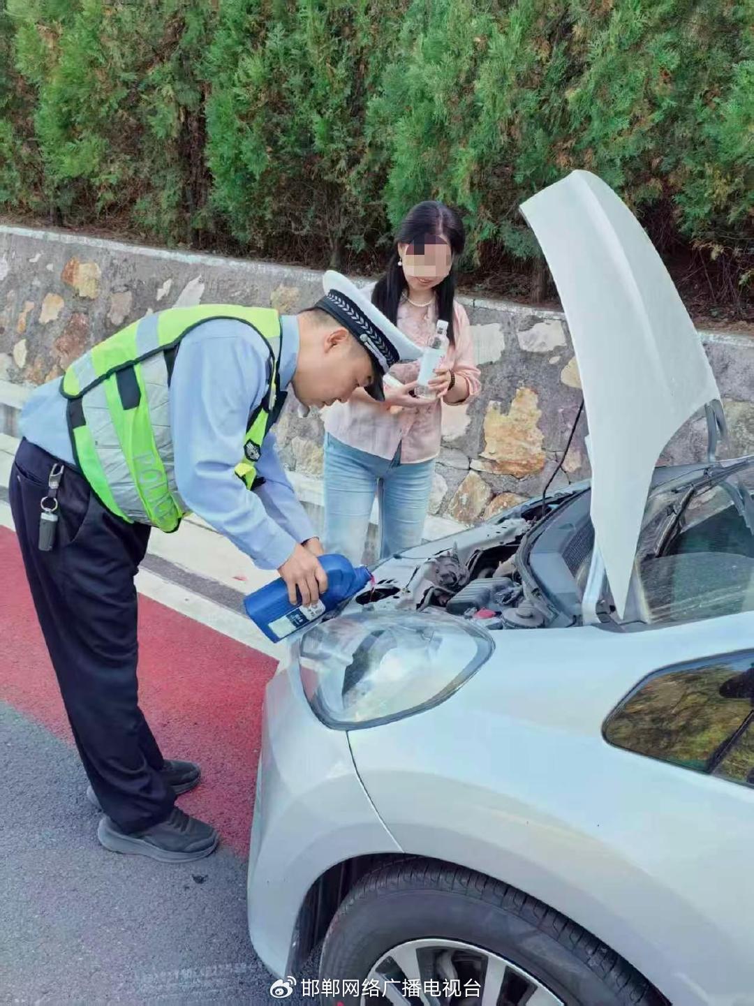 车辆“开锅”急坏游客 武安交警快速排障 车辆“开锅”急坏游客 武安交警快速排障
