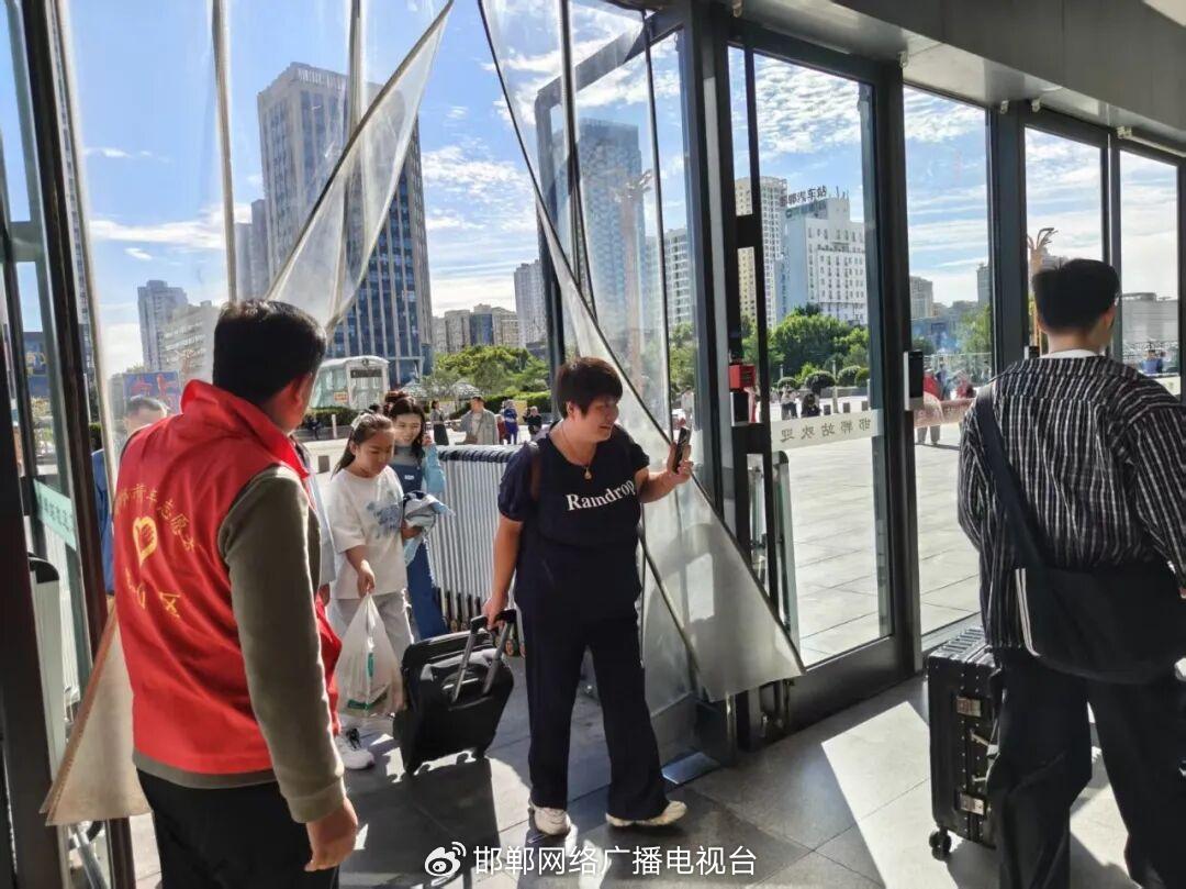 多彩金秋游邯郸！邯山国庆文旅出圈，志愿红守护满城烟火
