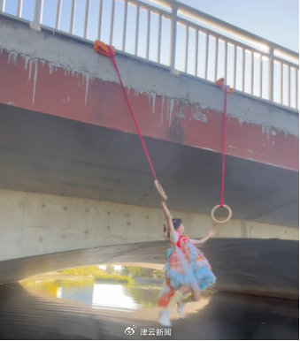 7岁天津女孩荡吊环“飞渡”河道火出圈！