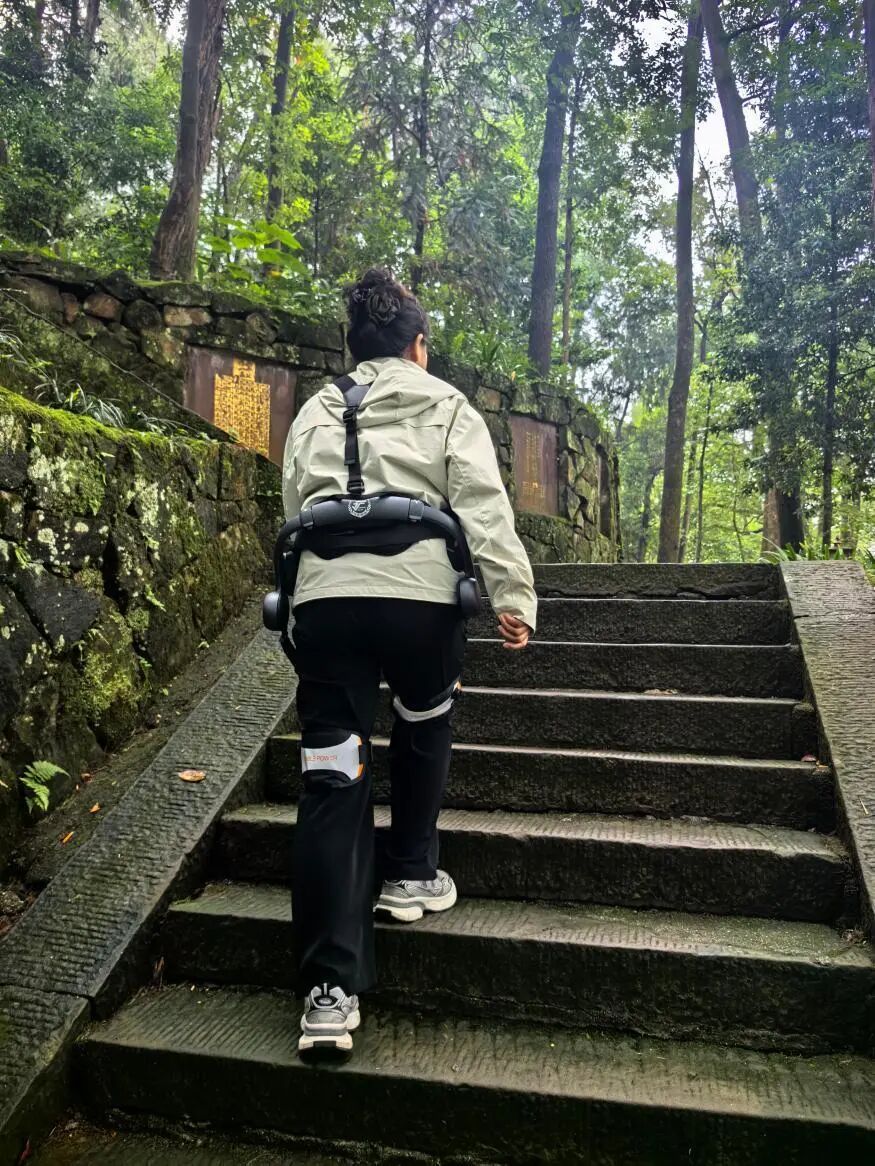 正在体验“外骨骼”的游客。图片来源:每经记者 温梦华 摄
