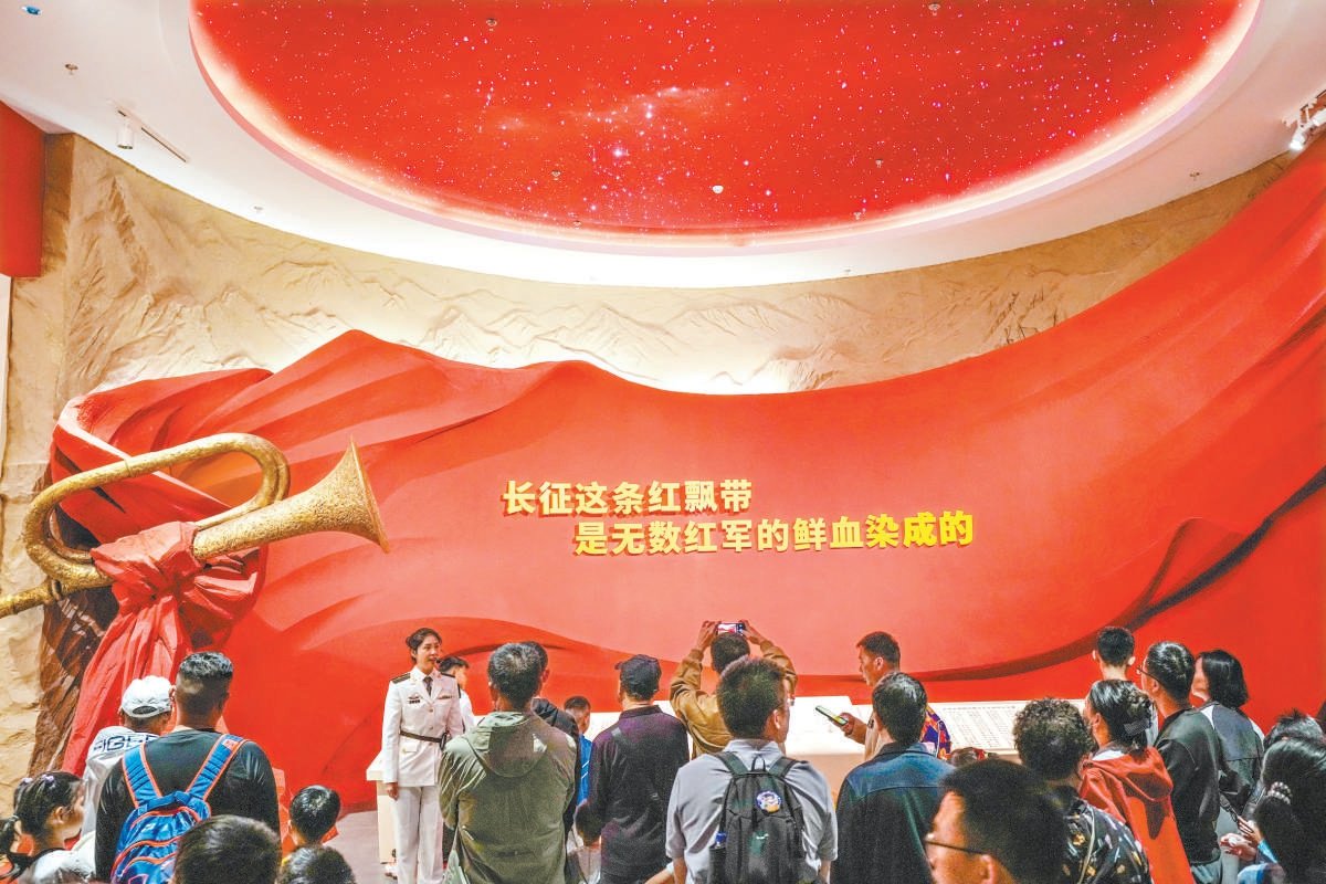 国庆假期，观众怀着无比崇敬的心情络绎不绝参观长征展 感悟信仰力量 传承伟大精神