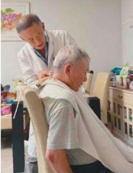 “银发”帮“白发” 情暖翡翠城