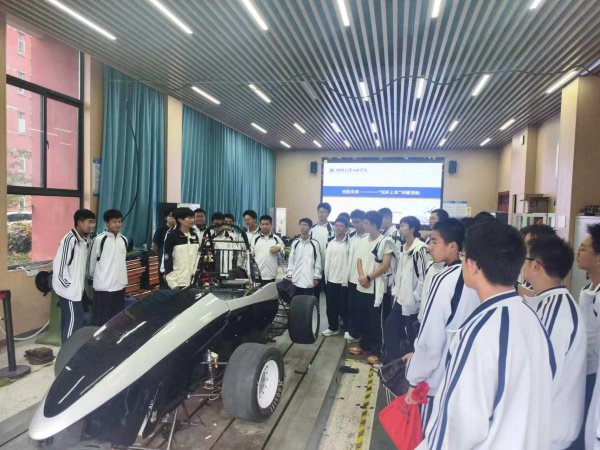 湖北汽车工业学院举办“光纤上车”智能汽车科普活动
