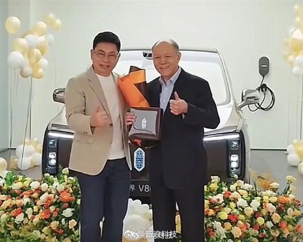 余承东亲自为霍英东集团总裁霍震寰交付尊界V800