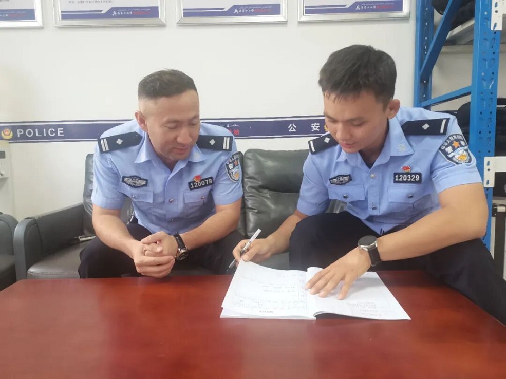 故事兵团丨社区民警亚森·艾萨：扎根“菜篮子” 守好“烟火气”