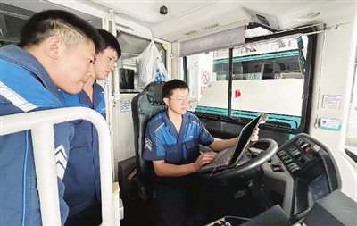 00后技工独当一面